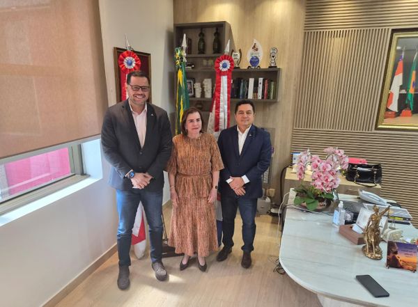 Conselheira Yara Lins, presidente do TCE-AM, com os superintendentes Leopoldo Montenegro e Waldenir Vieira na sede do