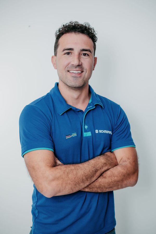 Leandro Ducioni, Coordenador de Serviços de Engenharia da Schmersal, em ambiente industrial
