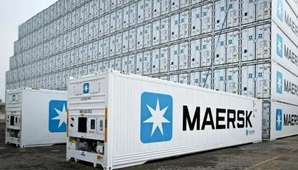 Contêineres refrigerados da Maersk em um terminal de cargas
