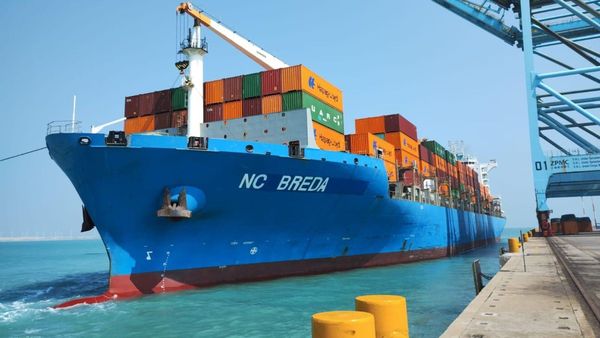 Navio porta-contêineres NC Breda atracado no Rio Brasil Terminal, no Porto do Rio de Janeiro, com contêineres coloridos