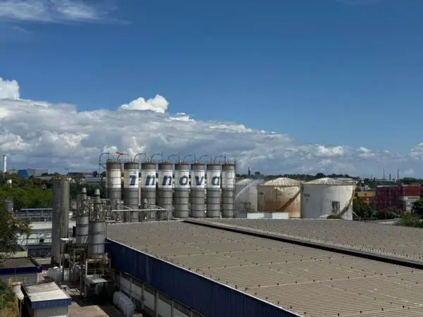 Equipe de perícia técnica com drone realizando levantamento e registro da área da fábrica da Innova, em Manaus