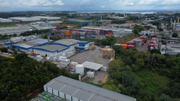 Linha de montagem de motocicletas em uma fábrica do Polo Industrial de Manaus, com trabalhadores e máquinas
