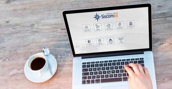 Tela de computador exibindo o logotipo do Siscomex e a frase 'Portal Único de Comércio Exterior', com fundo azul