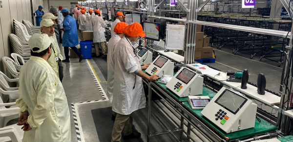 Urna eletrônica em destaque, com o teclado e a tela visíveis, pronta para o voto do eleitor