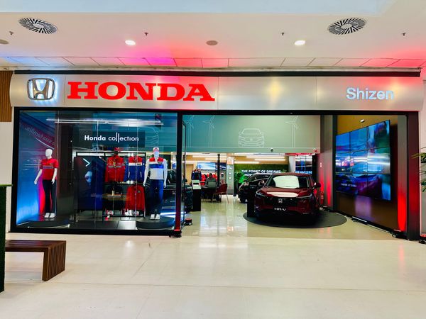 Fachada da concessionária Shizen Veículos, da Honda, em Manaus, com carros estacionados
