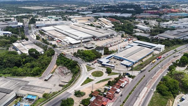 Vista aérea de uma área industrial com galpões e fábricas, representando o Polo Industrial de Manaus