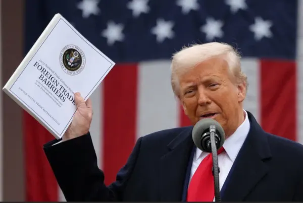 Donald Trump, ex-presidente dos Estados Unidos, acenando para a câmera