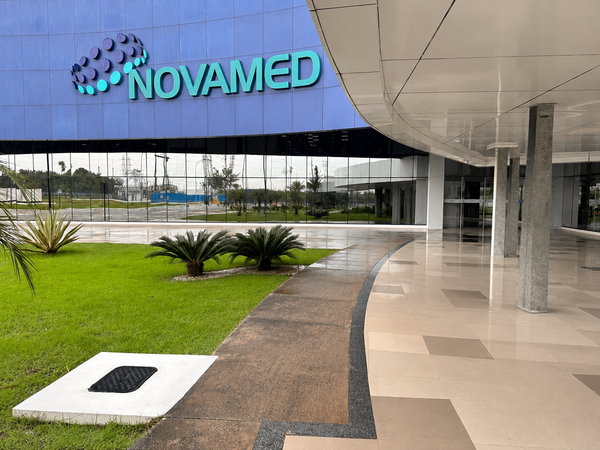 Linha de produção automatizada da Novamed, com máquinas e esteiras para fabricação de medicamentos sólidos