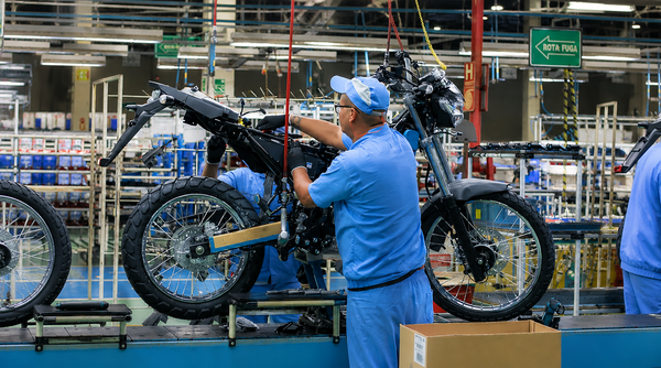 Linha de montagem de motocicletas na fábrica da Yamaha em Manaus, com robôs e equipamentos modernos