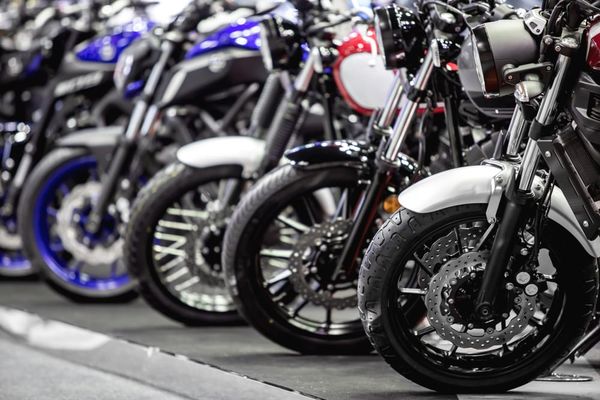 Motocicletas novas estacionadas em fila em uma concessionária, prontas para venda