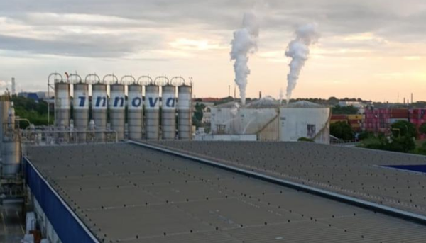Equipes de emergência e bombeiros atuam em frente à Unidade 5 da Innova, no Distrito Industrial de Manaus, após vazamento de
