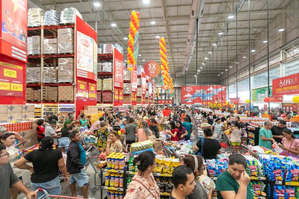 Pessoas em um shopping center, com lojas e corredores movimentados, em Manaus