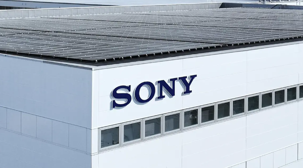 Linha de produção de eletrônicos da Sony, com trabalhadores montando aparelhos em uma fábrica de Manaus.