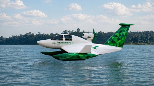 Protótipo do veículo Voadeiro da AeroRiver, um barco voador de efeito solo, em ambiente de teste ou hangar