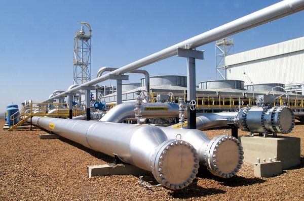 Tubulações de gás natural em uma instalação industrial, com válvulas e medidores visíveis