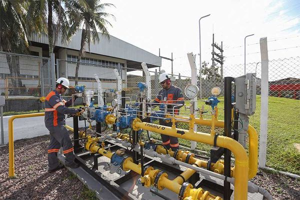 Vista aérea de instalações industriais com tubulações e tanques de armazenamento de gás natural, em Manaus
