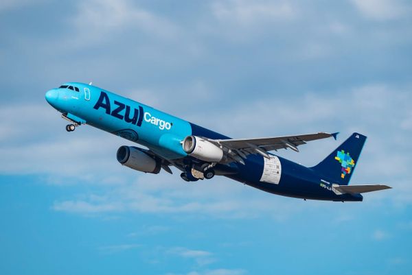 Aeronave cargueira Airbus A321P2F da Azul Logística em pátio de aeroporto, com rampa de carga aberta