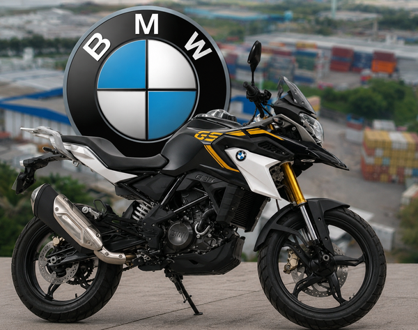 Linha de montagem da fábrica da BMW Motorrad no Polo Industrial de Manaus, com trabalhadores e motocicletas em diferentes
