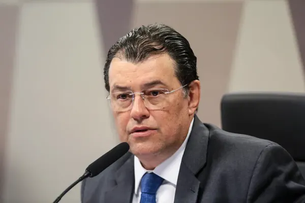 Senador Eduardo Braga falando em microfone durante reunião