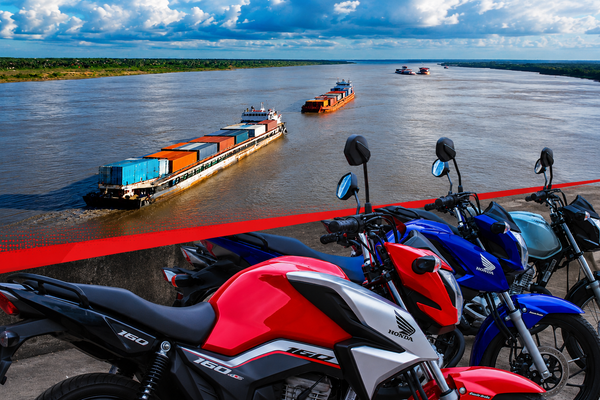 Navio de carga transportando contêineres em um rio, simbolizando a cabotagem para a logística da Honda em Manaus