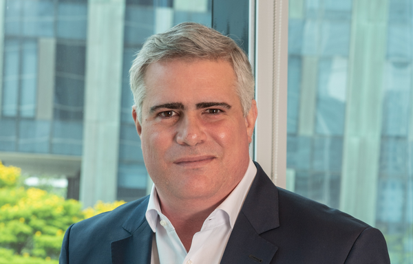 Carlos Zarlenga, executivo argentino, em foto de perfil com camisa social e blazer azul