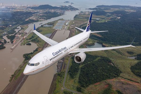 Aeronave Boeing 737 MAX da Copa Airlines decolando em um aeroporto, com o céu azul ao fundo