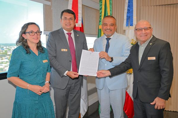 Márcio Paixão, presidente do Corecon/AM-RR, e Jomar Fernandes, presidente do TJAM, assinam Acordo de Cooperação Técnica