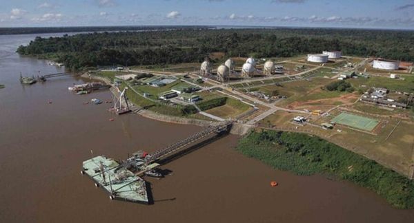 Vista aérea da Estação de Tratamento de Gás Natural de Coari, com tanques de armazenamento e píer no rio