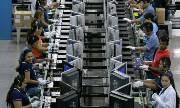 Trabalhadores em linha de produção de eletrônicos no Polo Industrial de Manaus.