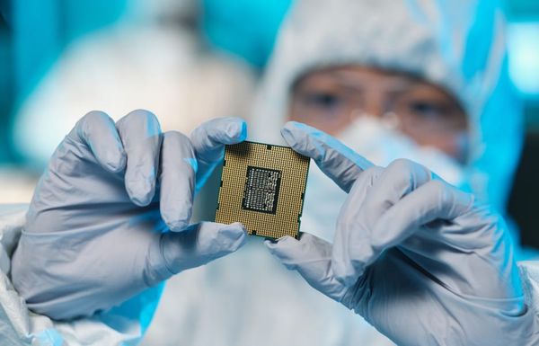 Placa de circuito impresso com diversos semicondutores e chips de memória