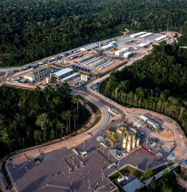 Vista aérea da termelétrica Azulão I da Eneva e GE Vernova, com estruturas industriais em meio à floresta amazônica