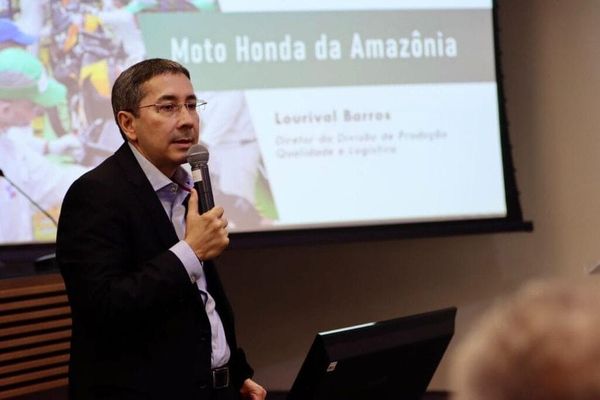 Lourival Barros, executivo da Honda, fala ao microfone durante o VIII Congresso de Direito Tributário do Amazonas.
