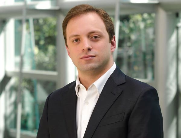 Wesley Batista Filho, futuro CEO global da JBS, sorrindo e olhando para o lado