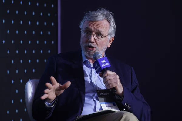 Roberto Waack, conselheiro da MBRF, fala ao microfone do Estadão durante evento, gesticulando com a mão esquerda