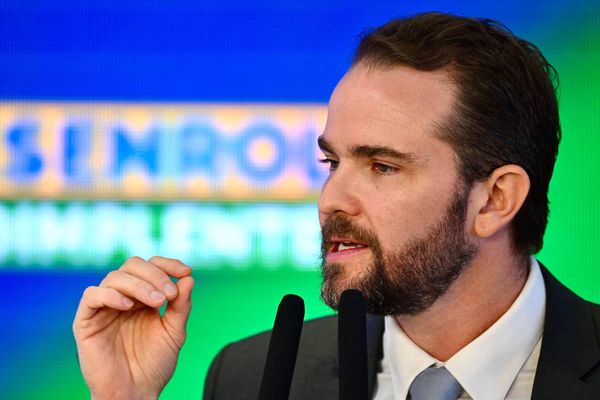 O ministro da Fazenda, Dario Durigan, fala ao microfone durante evento em São Paulo em agosto de 2026.