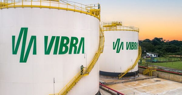 Caminhões-tanque da Vibra estacionados em um pátio de distribuição de combustíveis