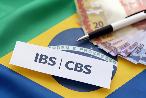 Mãos digitando em um teclado de computador com uma nota fiscal eletrônica em destaque na tela, simbolizando a adaptação de