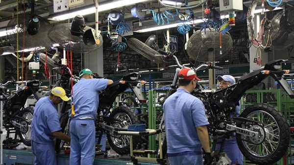 Trabalhadores em linha de montagem de motocicletas na fábrica da Yamaha, em Manaus.