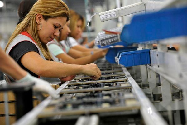 Vista aérea de uma fábrica no Polo Industrial de Manaus com telhados e galpões industriais