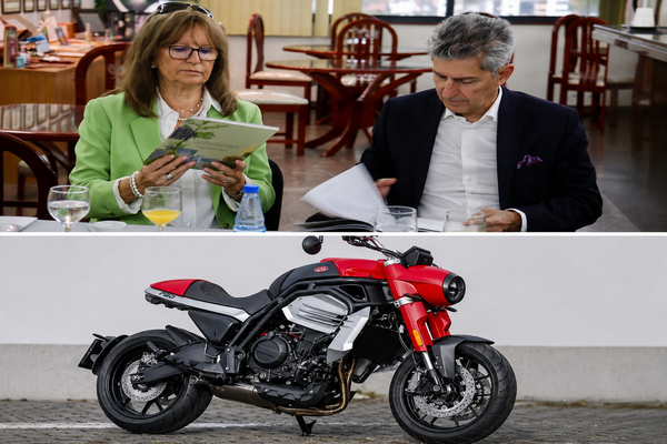 Executivos analisam folheto sobre Manaus e foto de uma motocicleta Jawa vermelha e preta.