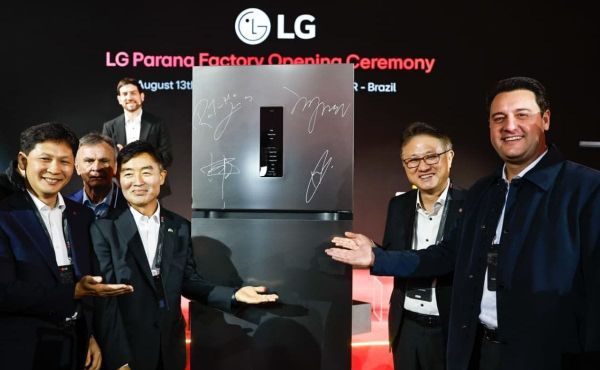 Linha de produção de refrigeradores na nova fábrica da LG em Fazenda Rio Grande, Paraná