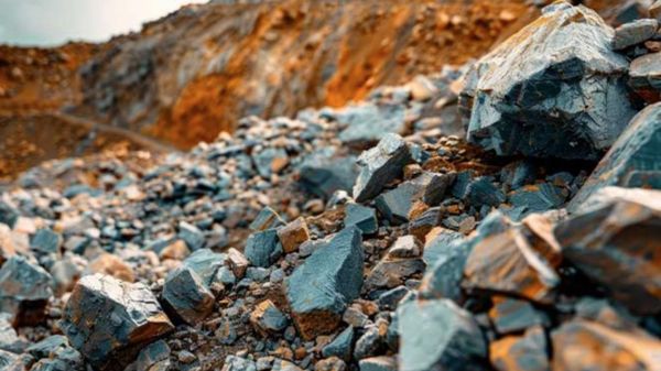 Rochas e fragmentos de minerais em uma área de extração mineral a céu aberto.