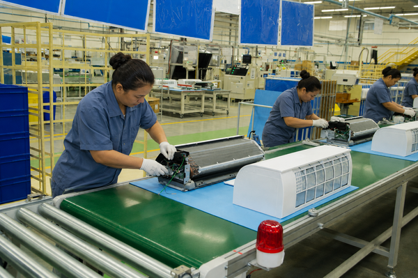Linha de produção de aparelhos de ar-condicionado em uma fábrica no Polo Industrial de Manaus
