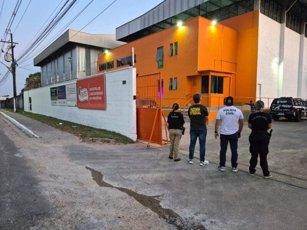 Agentes da Fazenda Estadual, Gaeco e Polícia Civil em frente ao portão da Fruts Indústria de Concentrados da Amazônia, em Manaus