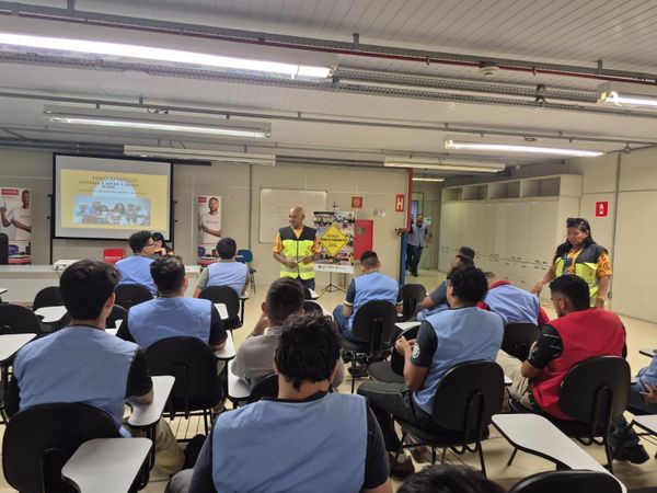 Agente de trânsito do IMMU palestrando para cerca de 40 colaboradores da Mondial em sala de aula, em Manaus