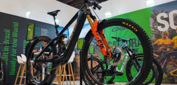 Bicicleta elétrica Oggi Potenza PRO 2027 preta com detalhes laranja e pneus Maxxis em exposição no Shimano Fest, em São Paulo
