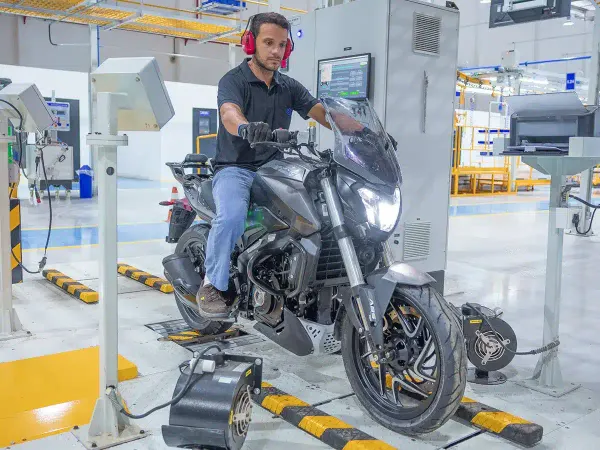 Motocicletas Bajaj Pulsar N150 estacionadas em fila dentro de uma concessionária