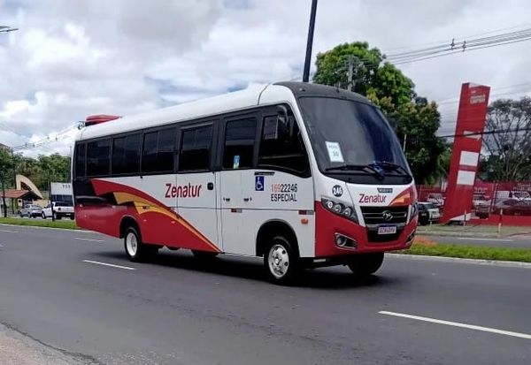 Ônibus branco e vermelho da empresa Zenatur, com a inscrição "ESPECIAL", circulando em uma avenida de Manaus