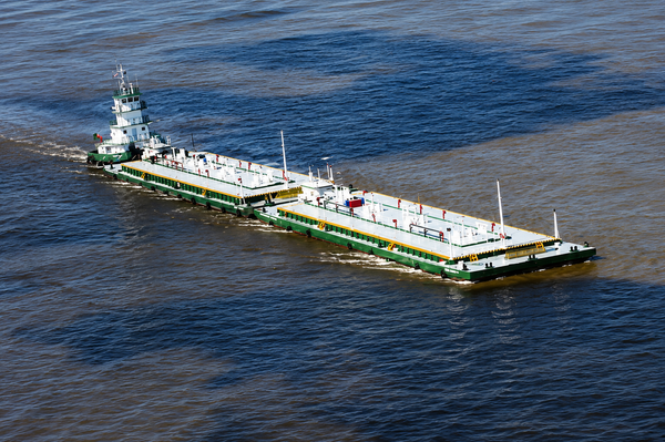 Navio-tanque navegando em rio da Região Norte, com a floresta amazônica ao fundo