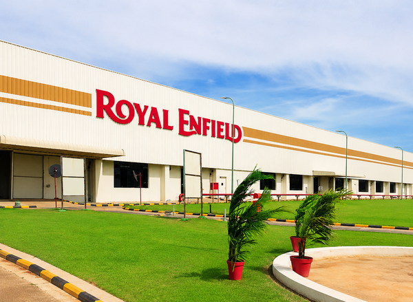 Fábrica da Royal Enfield na Índia mostrando a linha de montagem de motocicletas